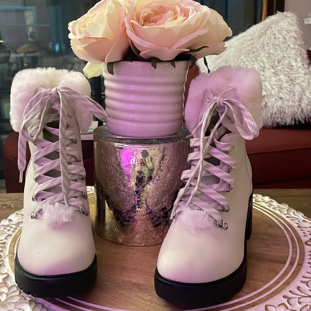 Boots size 9. Never worn. Ivory. New. Suede.